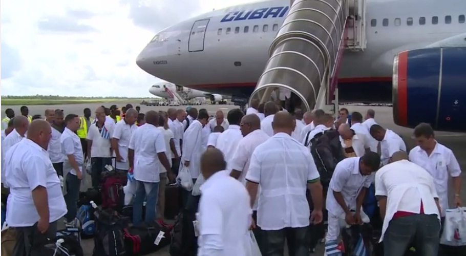 (VIDEO) Médico cubano vuelve a su país tras curarse de ébola