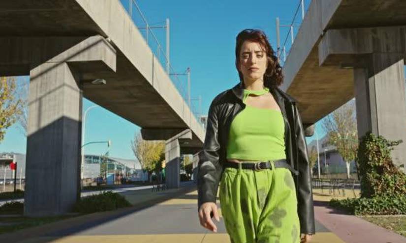 Imagen referencial de una mujer usando un vestido verde.