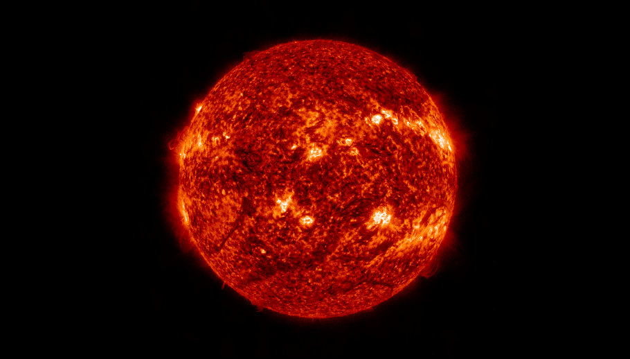 Una mancha gigante en el Sol, que es 4 veces más grande que la Tierra, alerta a astrónomos