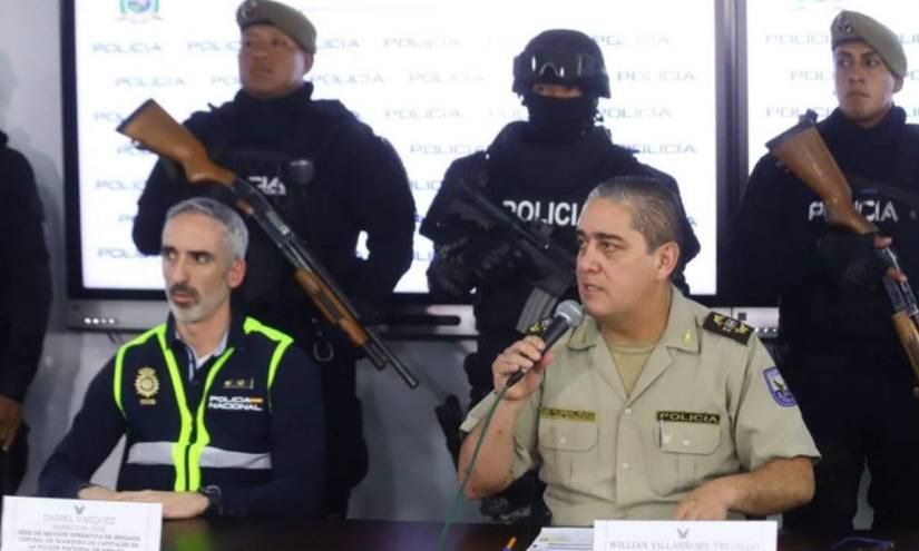 El general Willian Villarroel, titular de la Dirección Nacional de Investigación Antidrogas de Ecuador (derecha), y el jefe de la Sección Operativa de la Brigada Central de Blanqueo de Capitales de la Policía Nacional de España, Daniel Vázquez, ofrecieron una rueda de prensa este martes 6 de febrero.