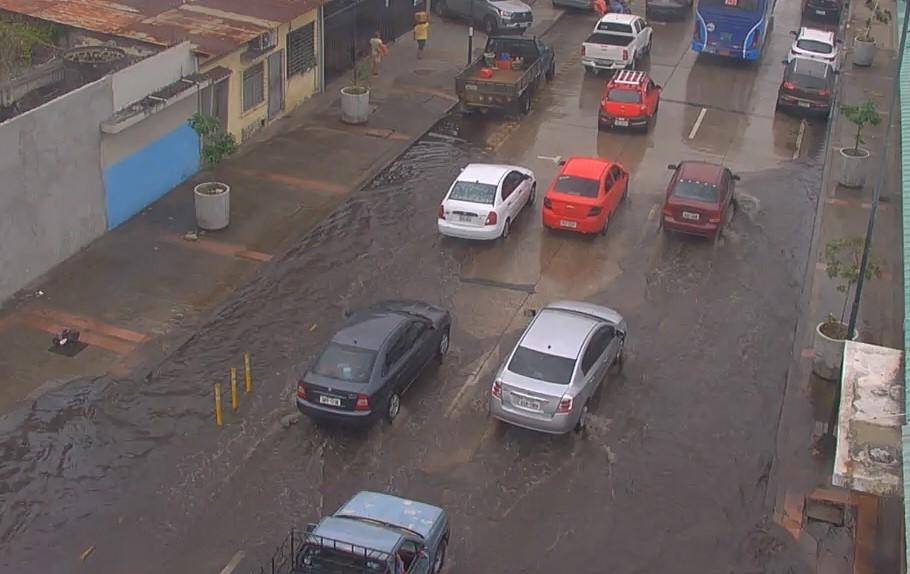 La marea alta hizo que se inundaran calles de Guayaquil esta mañana