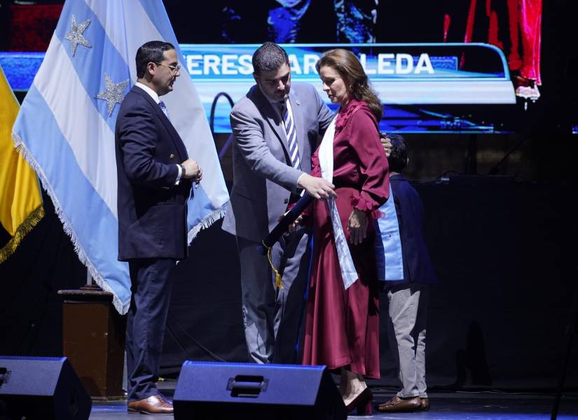 El alcalde de Guayaquil entregó un reconocimiento a la expresentadora de noticias Teresa Arboleda.