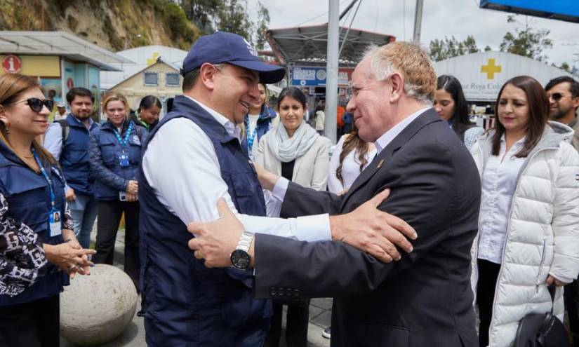 El defensor del Pueblo colombiano, Carlos Camargo, saluda a su par ecuatoriano, César Córdova, en un evento en el Puente Internacional de Rumichaca.