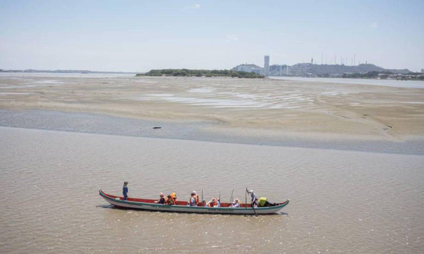 Según la Prefectura del Guayas, uno de los objetivos del dragado es recuperar la navegabilidad en el río.