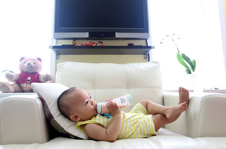 Según estudio, el carácter de los bebés definiría la cantidad de televisión que ven