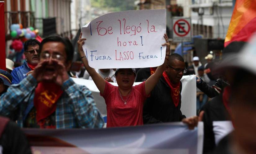 Manifestantes desfilaron por las calles del Centro Histórico de Quito.