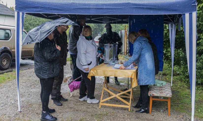 Ciudadanos esperan para votar sobre su incorporación a Rusia en unos referendos tachados de ilegales por el Gobierno de Kiev y prácticamente toda la comunidad internacional.