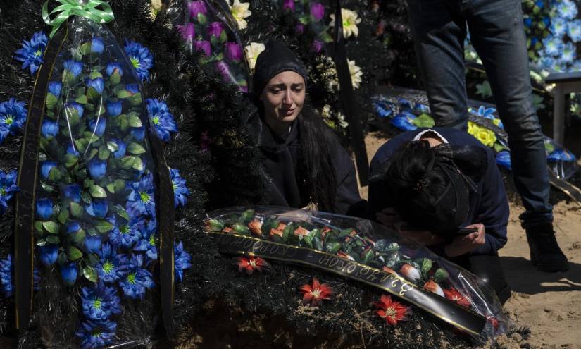 La hermana y madre de Anatoliy Kolesnikkov, de 30 años, lloran su muerte en Irpin, en las afueras de Kiev, Ucrania, el viernes 15 de abril de 2022.