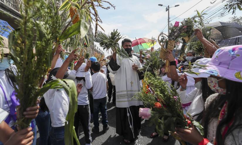 Ciudadanos celebran el Domingo de Ramos por la calles de Quito.