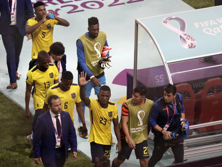 GR2048. DOHA (CATAR), 29/11/2022.- Jugadores de Ecuador lamentan la eliminación del mundial hoy, al final de un partido de la fase de grupos del Mundial de Fútbol Qatar 2022 entre Ecuador y Senegal en el estadio Internacional Jalifa en Doha, (Catar). EFE/Antonio Lacerda