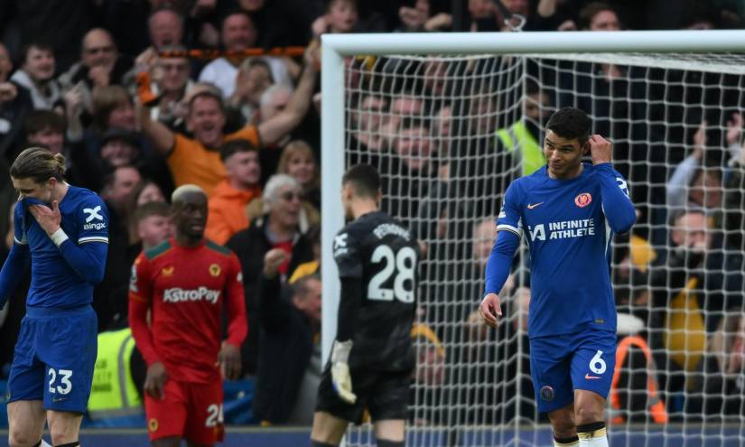 Thiago Silva (d), jugador brasileño, durante la goleada del Wolverhampton ante el Chelsea.