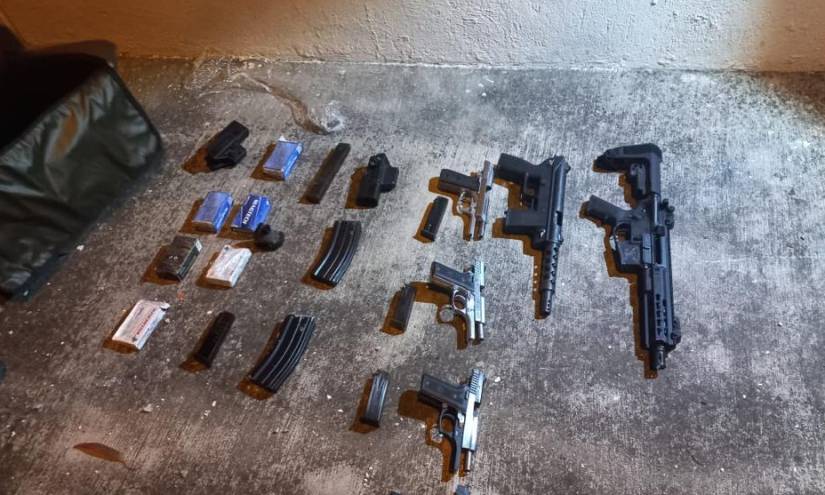 El arsenal encontrado durante el operativo en Conocoto.