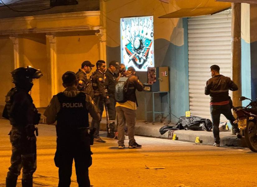 Los cuerpos de las víctimas quedaron tendidos dentro y fuera del negocio.