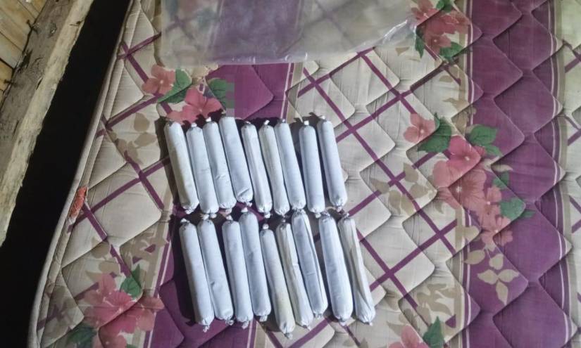18 tacos de dinamita fueron encontrados en la vivienda.