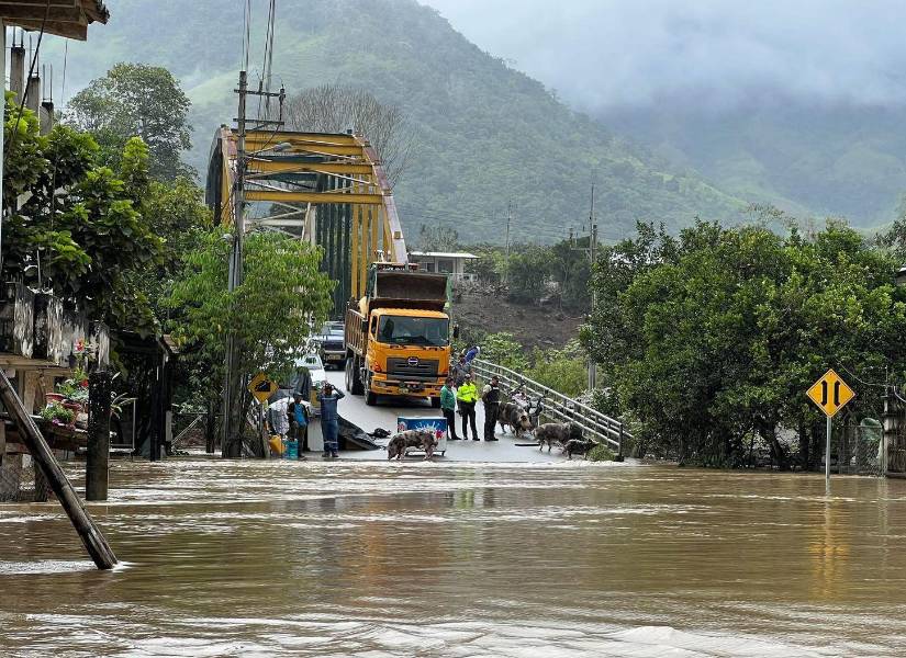 En Zamora Chinchipe hay vías que han quedado bajo el agua.