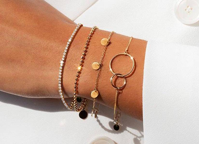 Fotografía de brazaletes en tendencia.