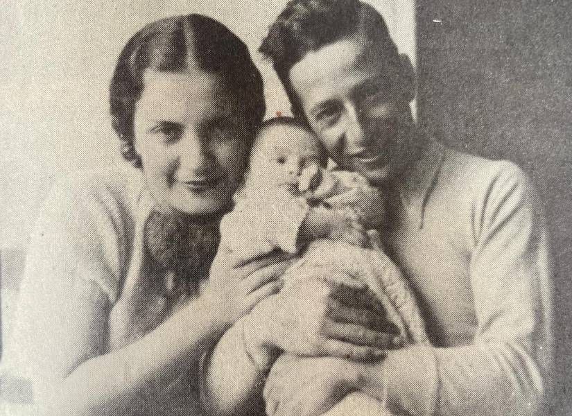 Rodrigo Borja de un mes junto a sus padres.