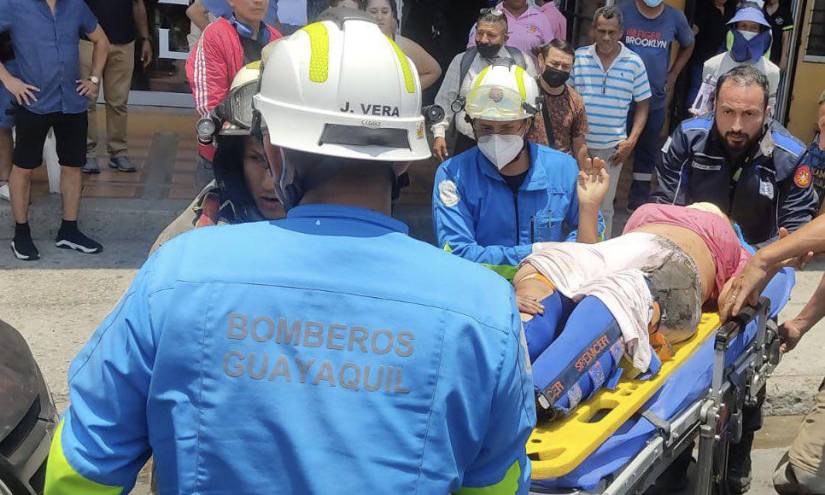 Paramédicos del Cuerpo de Bomberos de Guayaquil trasladaron a la mujer a una casa de salud.