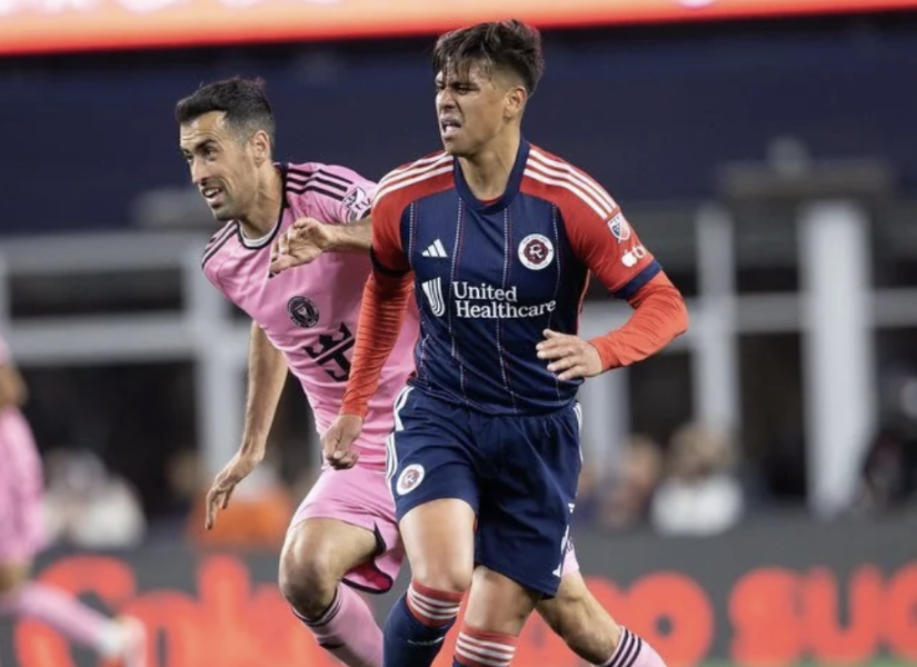 Xavier Arreaga en un partido con la camiseta del New England Revolution vs. Inter Miami.