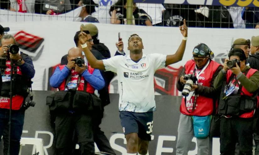 Renato Ibarra celebra su gol, después de que aprovechó el error de Moisés Ramírez.