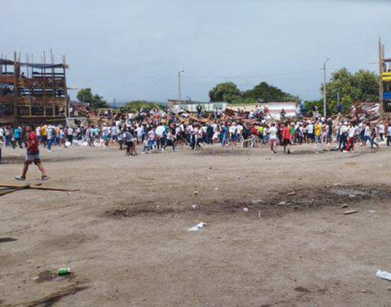 En los videos publicados en las redes sociales, se ve como durante una corraleja -como se conoce a las fiestas populares de toros en Colombia- se desplomó una tribuna de madera que estaba atestada de gente, pese a que no se veía muy sólida.