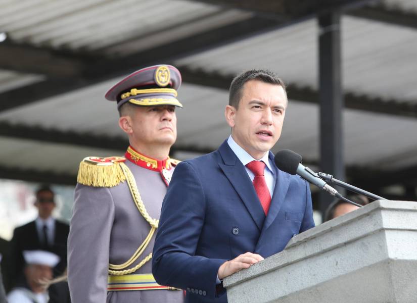 El presidente Daniel Noboa junto al general Adatty, el 18 de diciembre de 2023, en la ceremonia de relevo del Alto Mando Militar en la ESMIL.