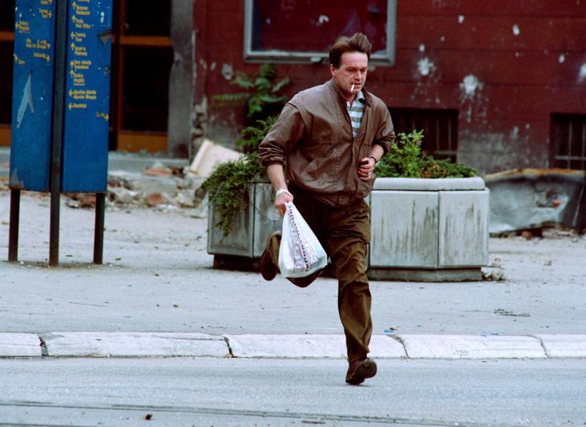 Un habitante de Sarajevo corre por las calles para evitar ser alcanzado por los francotiradores. Fotografía tomada el 31 de mayo de 1992.