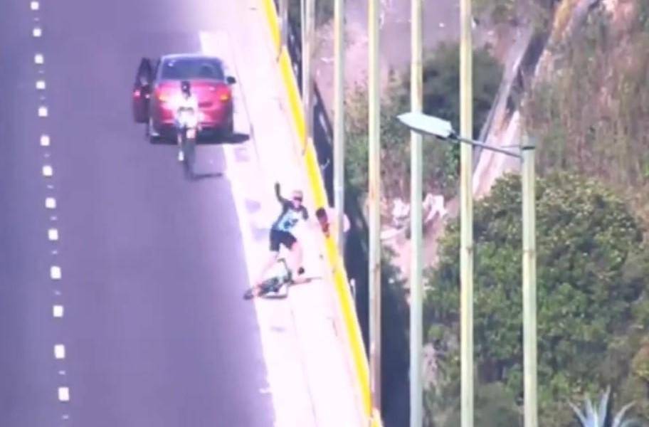 Un ciclista evitó un suicidio en el Puente El Chiche, nororiente de Quito