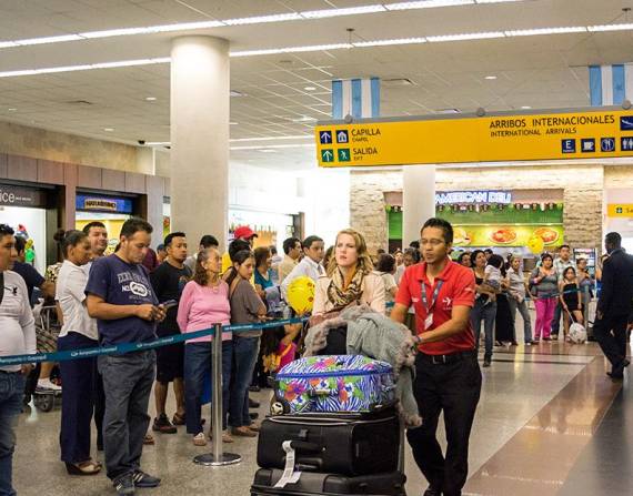 Al aeropuerto de Guayaquil arriban más de 10 mil ecuatorianos a fin de año.
