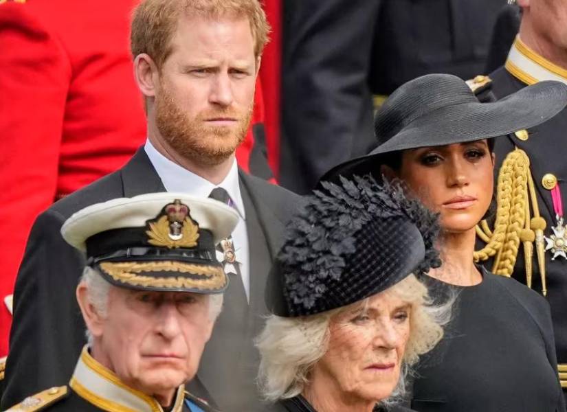 El Rey Carlos III junto a Camila Parker y los príncipes de Sussex.
