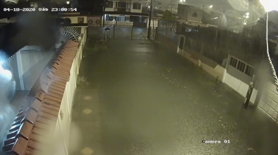 Inundación en varios sectores de Guayaquil tras torrencial aguacero registrado este sábado