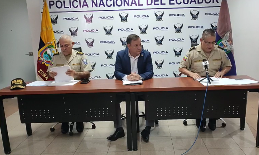 El comandante de la Policía Nacional, Fausto Salinas; el ministro del Interior, Juan Zapata, y el comandante de la Zona 8, William Villarroel.
