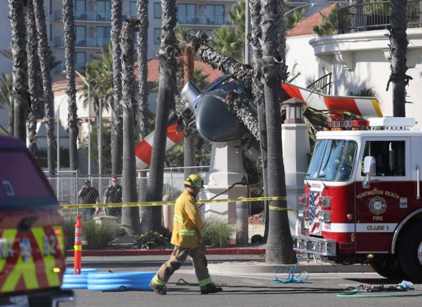 Helicóptero accidentado en la playa de Huntington Beach, al sur de California, EE. UU.