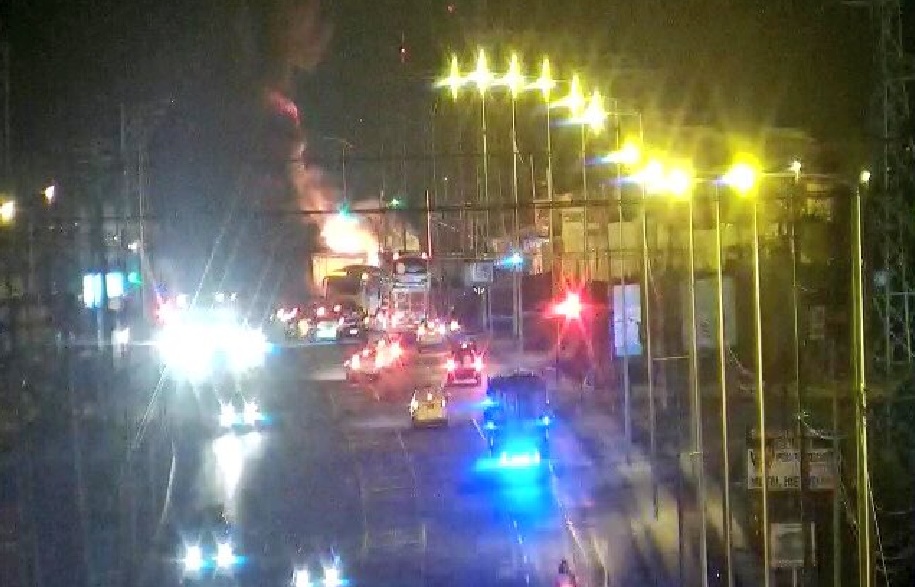 Choque vehicular originó incendio en la vía Puerto Aeropuerto de Manta