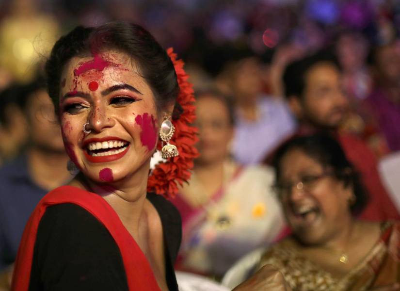 Mujer pintada durante el festival Holi.