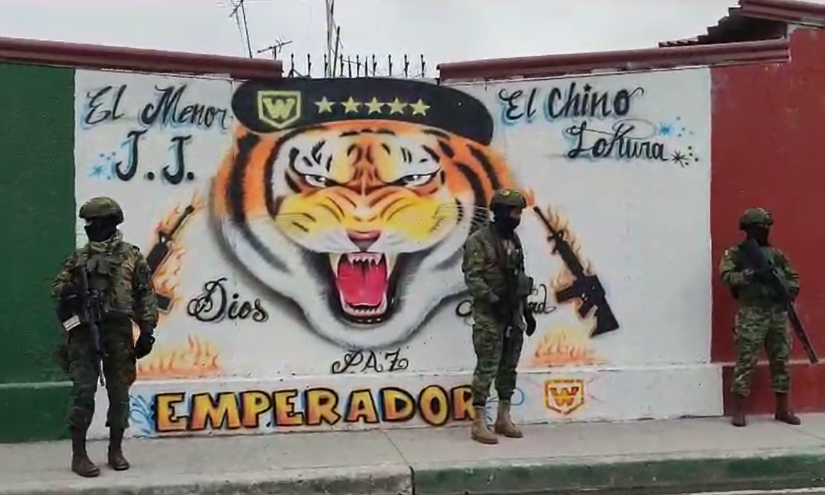Militares acompañan a la policía en esta intervención en Socio Vivienda.