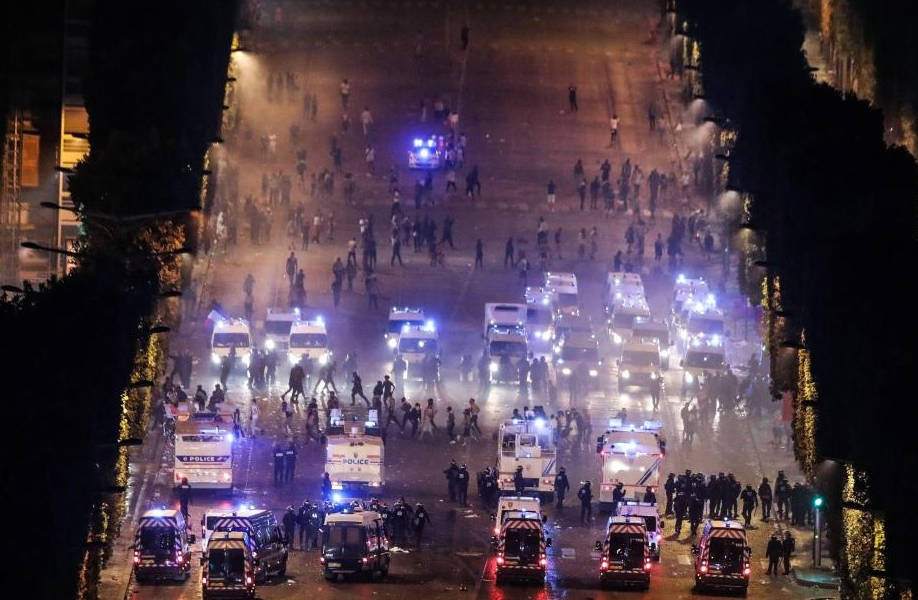 Francia celebra eufóricamente dejando muertos, heridos y detenidos