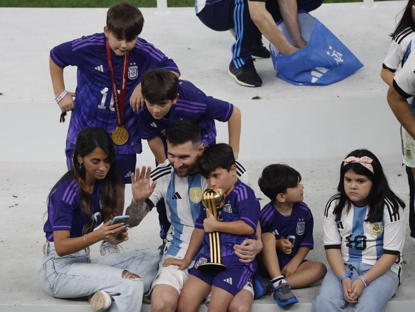 -FOTODELDÍA- GR7513. LUSAIL (CATAR), 18/12/2022.- Lionel Messi de Argentina celebra con su familia hoy, tras ganar la final del Mundial de Fútbol Qatar 2022 entre Argentina y Francia en el estadio de Lusail (Catar). EFE/ Alberto Estevez