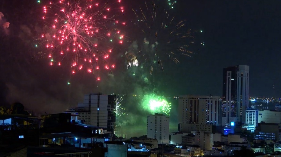 Miles de personas en mega fiesta de fin año en malecón Simón Bolívar