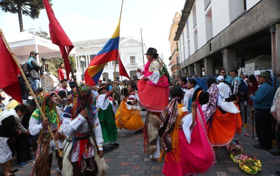Comienzan las fiestas de Quito con el desfile de los mercados