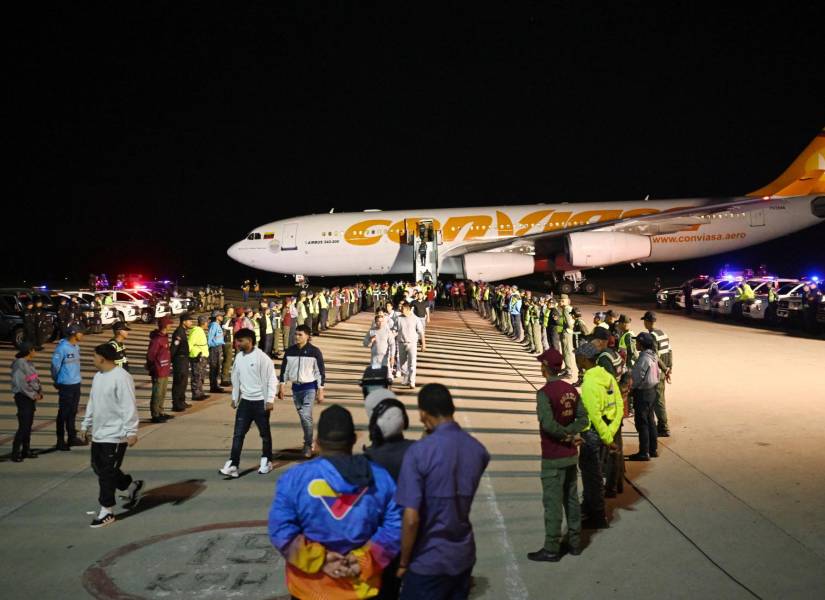 Migrantes venezolanos deportados de Estados Unidos y varados en Honduras desembarcan de un avión de Conviasa Airlines a su llegada al Aeropuerto Internacional Simón Bolívar en Maiquetía, Venezuela, el 24 de marzo de 2025.