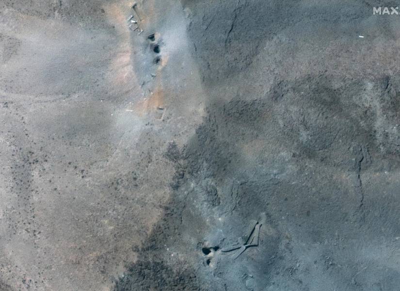 Esta imagen satelital proporcionada por Maxar Technologies, tomada el 22 de junio de 2025, muestra un primer plano de los cráteres tras los ataques estadounidenses contra la Planta de Enriquecimiento de Combustible Fordow.