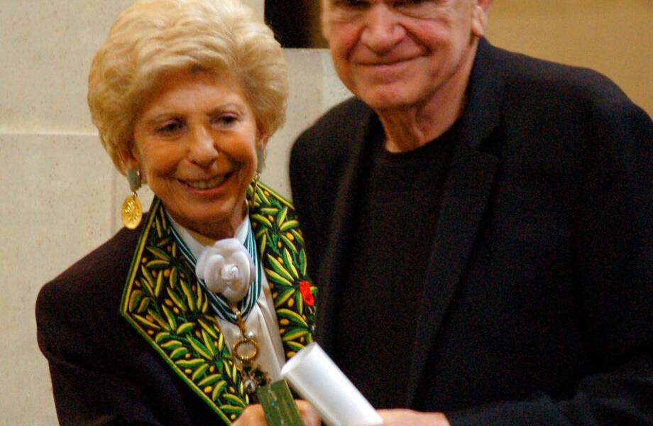 Devuelven nacionalidad checa a autor Milan Kundera