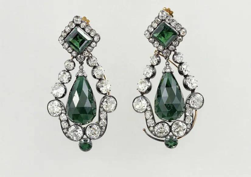 Los pendientes de esmeraldas de María Luisa.