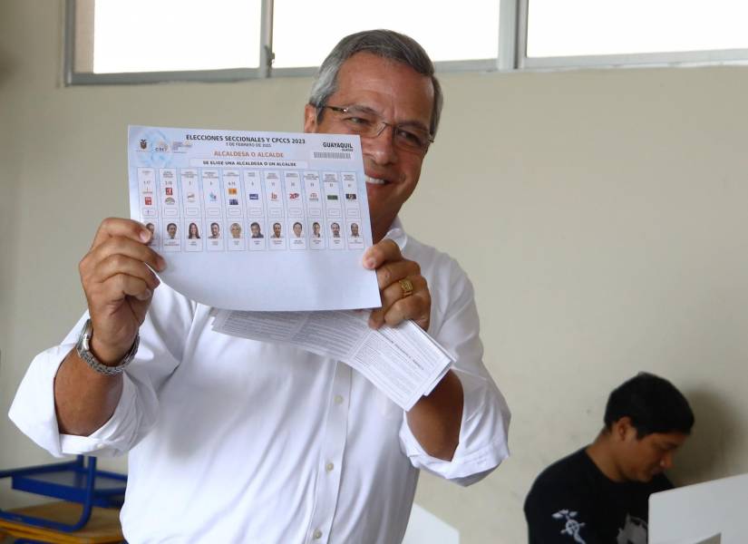 Jimmy Jairala muestra su voto en las elecciones seccionales de febrero 2023.