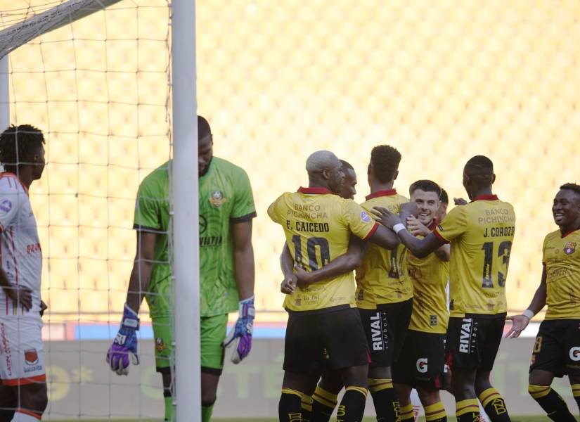 Jhonny Quiñónez anotó el primer gol del encuentro entre Barcelona SC y Libertad de Loja.