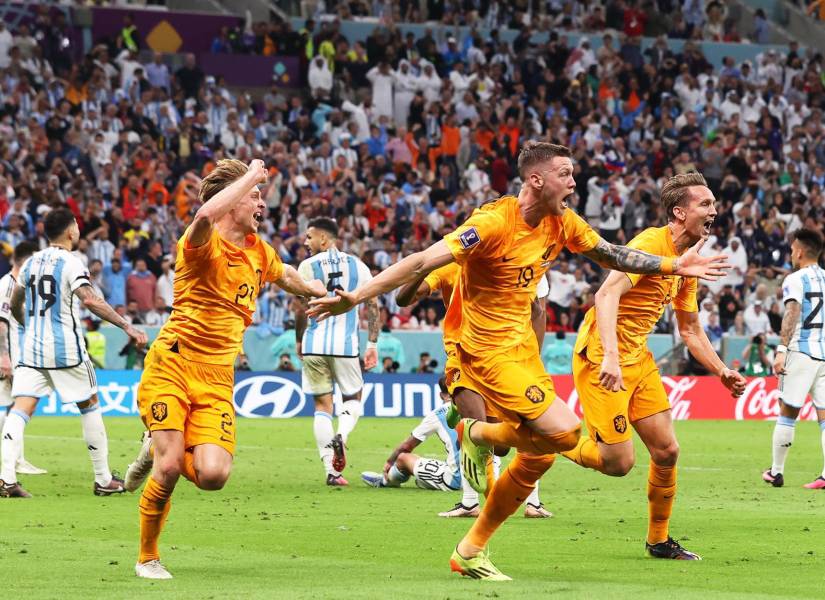 Wout Weghorst saltó de la banca y anotó los dos goles con los que Países Bajos llevó el duelo ante Argentina a los alargues y a los penales.