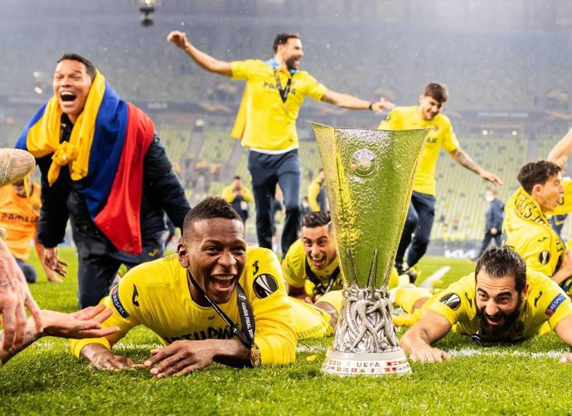 Pervis Estupiñan festejando junto a sus compañeros la UEFA Europa League.