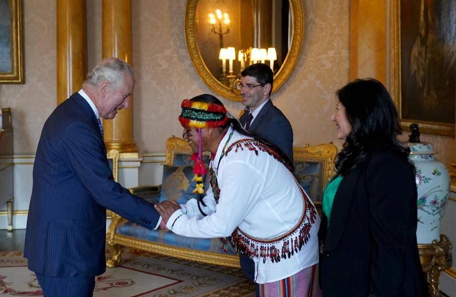 El líder indígena de Ecuador, que regaló corona al rey Carlos III, pide salvar Amazonía