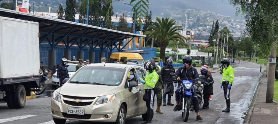 Estrictos controles en Quito para el uso de salvoconductos